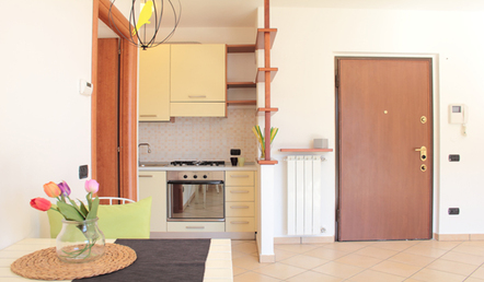 Varese, vicinanze, nel comune di Galliate Lombardo, 2 locali in piccola palazzina. Contesto verde e soleggiato. Box. Possibilità di RENT TO BUY