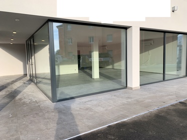 Novazzano, in posizione visibile fronte strada con ampie metrature interessante spazio negozio / ufficio